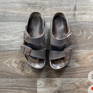 Köpta från depop i USA, storlek är utsuddad men skulle gissa på storlek 36/37 - Fina birkenstock äkta såklart, tryck inte på köp nu och kan inte säljas förrän maj då jag är hemma men kolla intresset