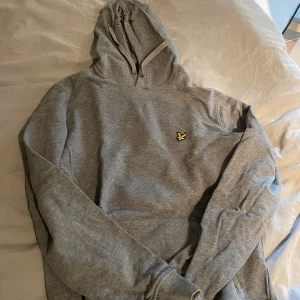 Hoodie Lyle & scott  - Sällan använd  Säljer för använder inte längre