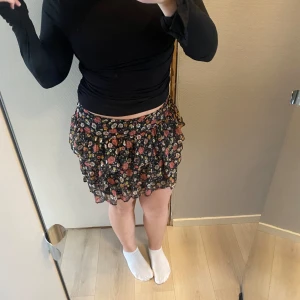 Volang Kjol - Jätte söt kjol ifrån Lindex barnavdelning. Den passar jätte fint men kommer inte till andvändning . Den är i storlek 146/152 men passar mig som är 163 typ