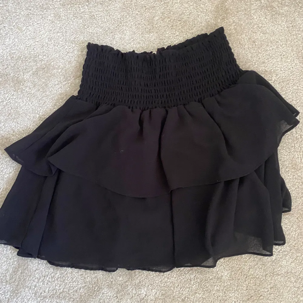 Säljer denna fina kjol från Chelsea i superbra skick, mycket sparsamt andvänd😊 Passar mig som brukar ha storlek M men även större och mindre med tanke på resoren😊. Kjolar.