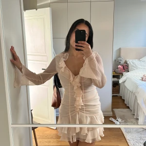 SÅ FIN KLÄNNING🩷 - Världens finaste klänning endast använd en gång! Säljer pga ingen användning! 🩷🩷🩷🩷🩷🩷🩷🩷🩷