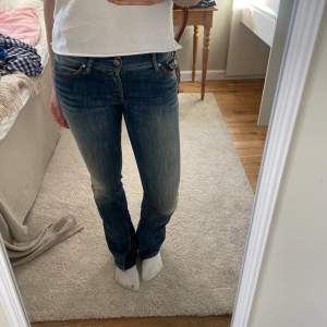 Snygga bootcut jeans med tillsydd del!  En mörkare blå jeans har sytts till för att få en snyggare bootcut. 😊🌸🤟 Midja ca 78  Längd ca 82 