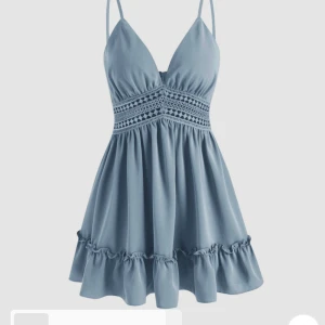 Klänning  - Säljer denna ifrån cider använd en gång!