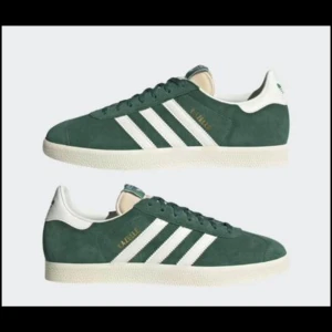 Adidas skor  - Gröna Gazelle, köpta för 1100 🌻 Använda ett par gånger men inte så slitna 💚 Pris kan diskuteras 