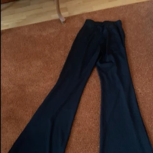 Trikåbyxor svarta - Sköna bootcut byxor i trikå, ribbstickade/”randiga”. Luftiga, tajta och bra passform🩷