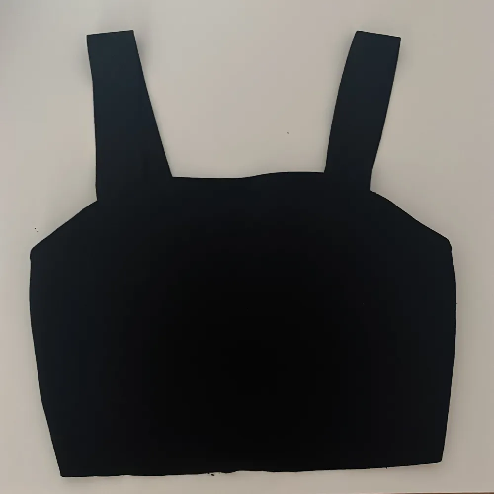 En svart topp med lite tjockare axelband, säljer för den ej kommer till användning, använt 3-4 gånger❤️. Toppar.