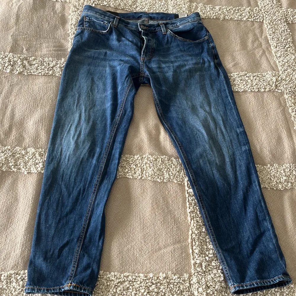 Säljer dessa trendiga dondup jeans i storlek 33 för 800kr. Skicket är 9,5/10 då dom knappt är använda. Hör av dig vid frågor!. Jeans & Byxor.