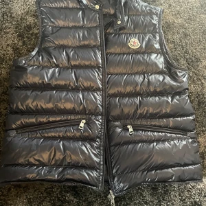 Moncler väst - Västen är i helt nytt skick, köpte den för 6999 och säljer den för 3500. Priset kan diskuteras vid snabb affär. Storlek 3 