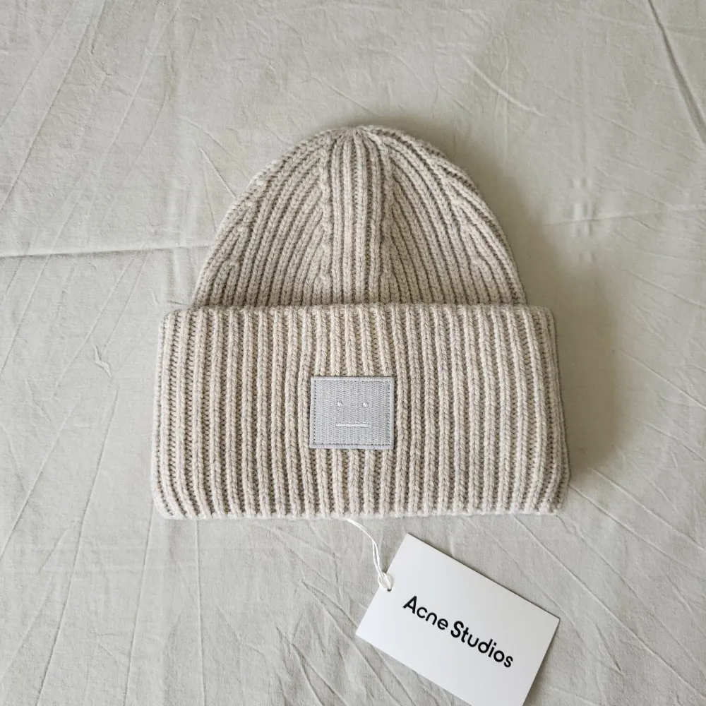 Säljer denna fina Beige-gråa  Acne mössan. Aldrig använd i nyskick! Tveka inte att skriva om du har frågor eller vill se mer bilder. Kan mötas upp eller posta 🤩. Accessoarer.