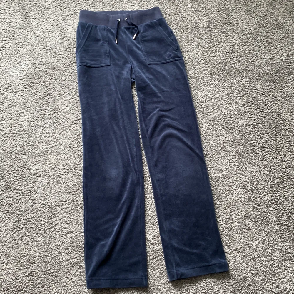 Hej! Säljer mina juicy byxor på grund av att dom inte kommer till andvändning. Dom är i fint skick och knapparna sitter kvar💓. Jeans & Byxor.