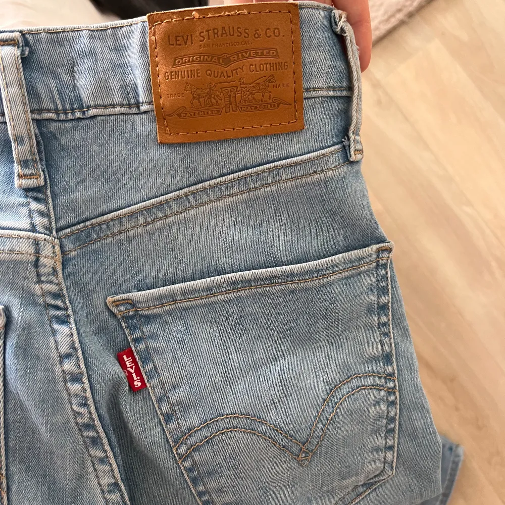 Storlek 24, har använda fåtal gånger. Ganska stretchig material, dom var lite för långa för mig så jag vek upp benen när jag använde dom.. Jeans & Byxor.