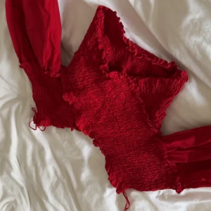 Tröja från Zara - Söt tröja från Zara helt ny! Lappen kvar. Storlek L. Men jag är S/M och sitter fint på mig så mycket liten för storleken. Nypris 259.