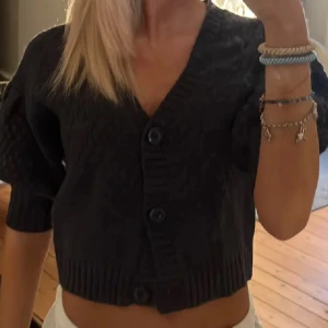 Söt kofta! - Jättesöt mörkblå kofta! Köpt här på Plick och har själv aldrig använt den. Fin med en topp eller t-shirt under. Lånad bild!