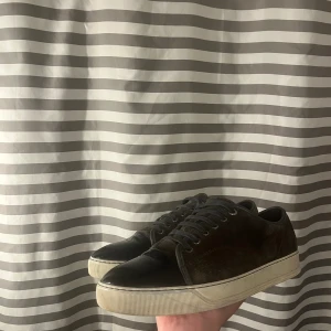 LANVIN CAP TOE - Säljer mina lanvins i färgen elephant grey som är storlek 44. Använda i cirka 2 månader (sparsamt använda) Är öppen för byt förslag skriv på. Dem passar 45 också. skriv vid fler bilder eller funderingar 