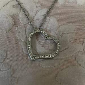 Såå gulligt silverhalsband med ett hjärta på fyllt av stenar🤍✨ Jättebra skick! 💖