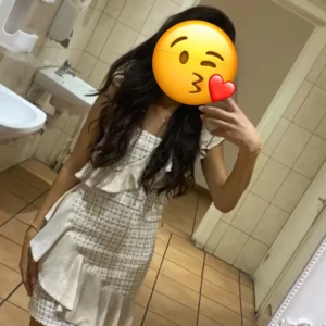 Fin klänning  - Säljer denna klänningen, fin och elegant passar perfekt till en fest. Först till kvarn som gäller!