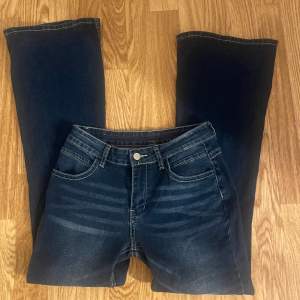 Mid-rise bootcut jeans, köpta här på plick men är tyvärr för korta för mig 🤍 Innerbenslängden: 75cm🥰 Midjemåttet: 34cm rakt över 🥰Men dem är lite stretchiga 🤍