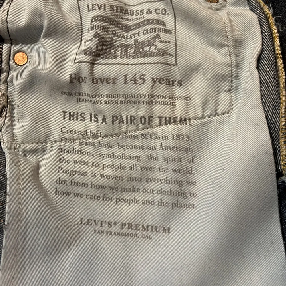 Jag säljer nu mina Levis 551 jeans i storlek W31 L32 då de inte har kommit till användning för att jag växte ur de väldigt fort så de i bra skick. Pris kan diskuteras vid snabba affär. (Ordinarie pris 1299 kr). Jeans & Byxor.