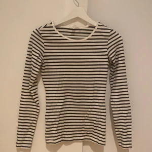 Randig tröja  - Super fin randig tröja från hm💕 aldrig använd. 