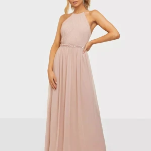 Rosa balklänning med fin design i ryggen - Finare rosa klänning från Nelly. Helt oanvänd med lappen kvar. Perfekt för bal, bröllop eller annat evenemang! Den är strl 42 skulle säg att den passar någon med strl L eller M. Pris går att diskutera🩷