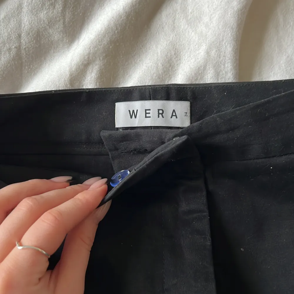 Super fina kostymbyxor från WERA  Raka i modellen och i ett ”mjukare” material  Slutar vid vaderna på mig som är 163 . Jeans & Byxor.