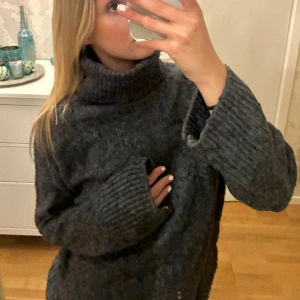 Stickad tröja  - Söker denna jättefina stickade polo tröja. Skriv privat vid frågor eller fler bilder 💗💗osäker på storlek men skulle säga M💗