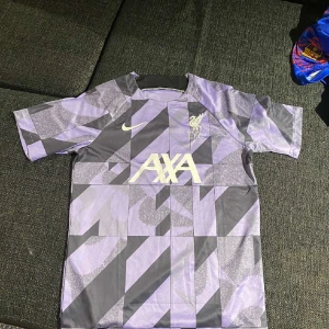 Liverpool tröja - Liverpool tröja, den är i bra skick och är använd några gånger. Det är bra kvalite. Har ni frågor är det bara att ställa de. 