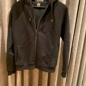 Colmar hoddie  - Svart colmar tröja. Jätte bra skick  9/10