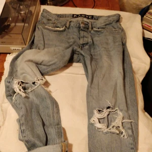 Karve stentvättade hål vid knäna - Waist 31 "vintage looking"