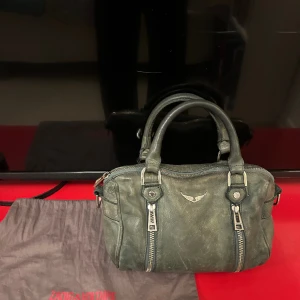 Zadig & Voltaire  - Zadig & Voltaire väska. ”Sunny city”.  Äkta, köpt i affären här i Sthlm. Jag tvättade väskan i tvättmaskin och av den blev det konstiga fläckar i lädret som tyvärr inte försvinner.🥲😅 vet inte riktigt vad som hände😬Skriv vid frågor!!🤗