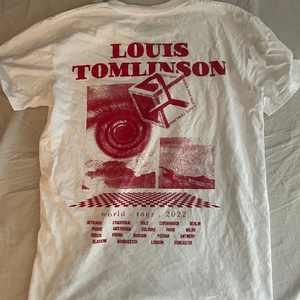 Merch som är köpt på en av hans konserter, inga defekter. För mer information kom privat🙌🙌🤗. T-shirts.