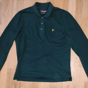 Lyle & Scott tröja strl M - Säljer en mörkgrön tröja från märket Lyle & Scott med storlek Medium. Är i ett fint begagnat skick. Fraktas eller hämtas upp på Lidingö i Stockholm. Vid frågor kontakta gärna mig!