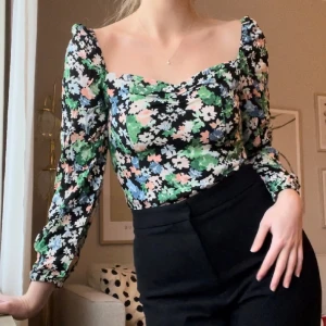 Blommig topp - Superfin blommig topp från H&M! Storlek 38 men liten i storlek, snarare 36. Aldrig använd. 