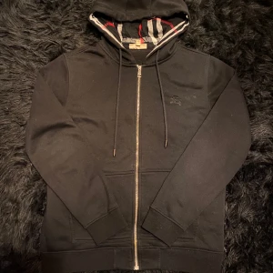 Burberry hoodie - Tjenare! Burberry Hoodie svart säljes. Skicket är 9/10. Vid intresse eller frågor skriver du i vår dm! Mvh Swedencloset🤝