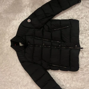 Moncler jacka - Perfekta julklappen! Säljer denna extremt snygg och eftertraktade monclerjackan som nypris är över 14000 kronor och mitt pris på 2799 är helt sjukt bra då den har inga stora defekter av användning, hör av dig vid funderingar!
