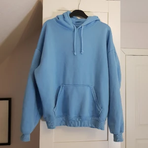 Ljusblå Bikbok hoodie - En ljusblå Bikbok hoodie i strl xs. Nyskick!