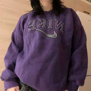Nike hoodie - Lila nike hoodie som jag haft i 2 år, köpt här på plick för 650 kr. I bra skick och sitter bra oversize på mig som är en S. Frakt ingår inte i priset <3