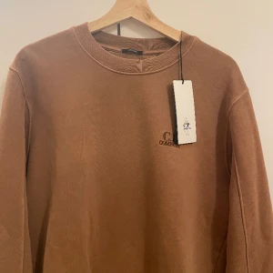 C.P Company tröja - Säljer min C.P Company tröja. Helt oanvänd med tags kvar. Storlek M. Mitt pris 599, nypris 2299. Pris kan diskuteras