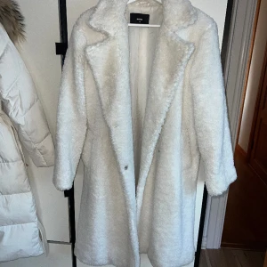 Bikbok teddykappa strl XS - Håller en varm, passar både S och M. Jättefin kappa. Pris kan diskuteras.