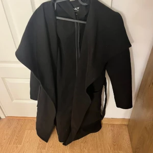 Svart kappa  - Säljer denna snygga kappan   Aldrig använd för att den inte riktigt passar men den är så snygg och elegant 💕