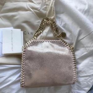 Stella McCartney  - Så fin väska från Stella McCartney💓💓Bilden är lånad men den är exakt den som på bilden och i samma skick, kan skicka egna bilder!!💓Köpt här på plick för typ 5 månader🤩🤩Följer med dustbag och ett card!