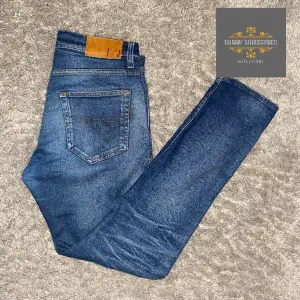 Säljer ett par sjukt frächa jeans från Tiger of Sweden. Modellen heter ”pistolero” och jeansen är slimfit. Nypris: ca 1600kr | Vårt pris: 599kr! 🔥. Pris kan diskuteras. Hör av er om ni har frågor.