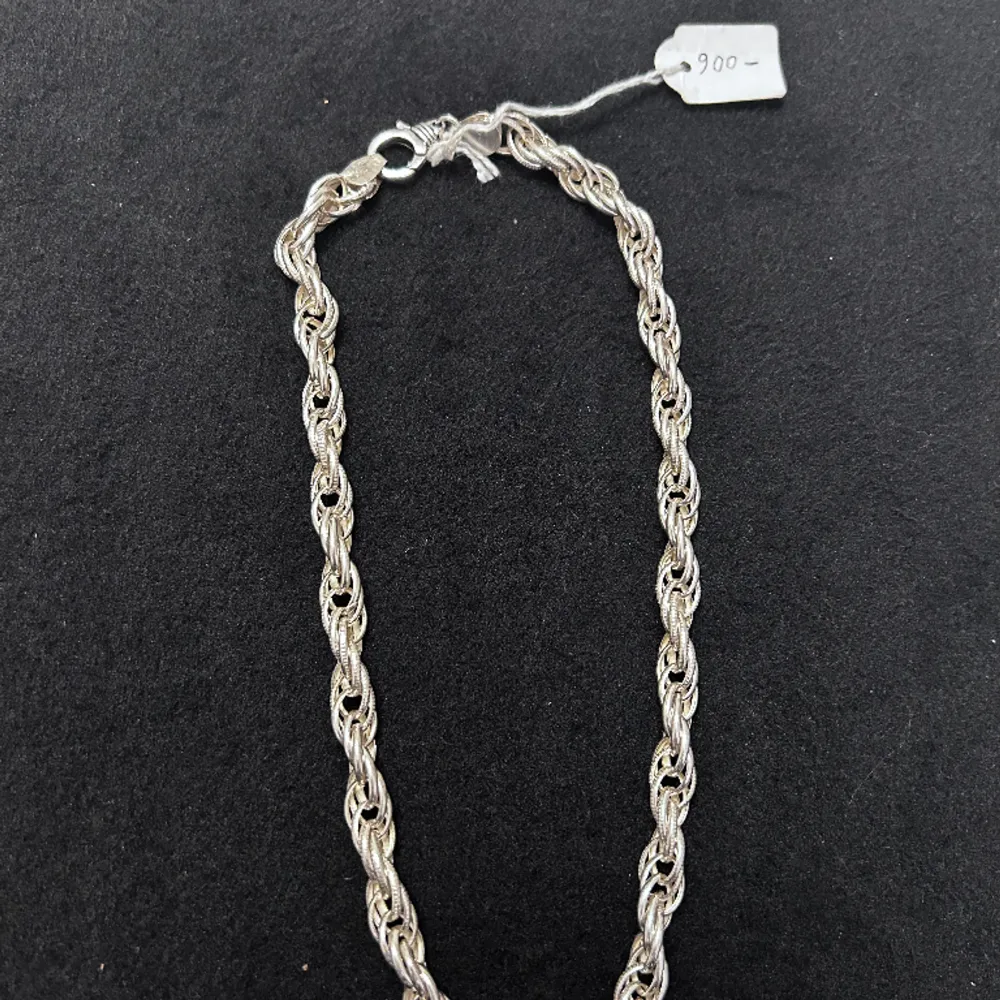 Cordell modell i silver för kvinnor. Armband: 10g 475kr Halsband: 24g 900kr. Accessoarer.