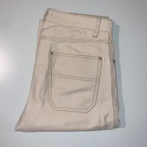 Säljer ett par oanvända jeans från Vailent. De har väldigt unika sömmar som man ser på bilderna, och personligen är det ganska snyggt. Passar både kille och tjej (runt 170).  Skick 10/10  Nypris 600 kr 