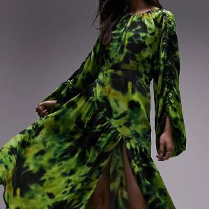 Grön mönstrad flowy klänning med snyggt urringad rygg Oanvänd med lappar kvar