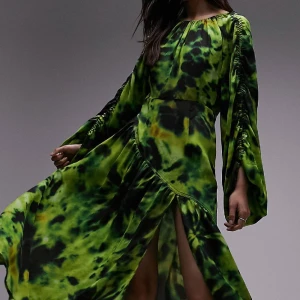 Dress - Grön mönstrad flowy klänning med snyggt urringad rygg Oanvänd med lappar kvar