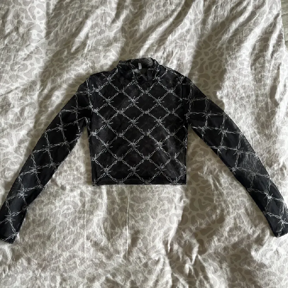 Cool långärmad mesh tröja med taggtrådsmönster!🖤Knappt använd och fläckfri💞 Pris går att diskutera, går även att köpa tsm med nått annat plagg på min sida för ett billigare pris. Toppar.