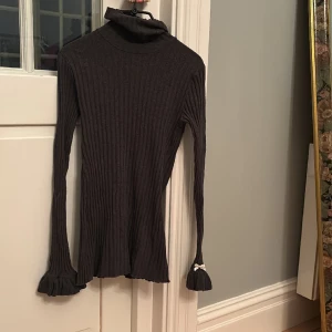  En grå liten söt tröja med kragen - Odd molly töja med kragen o en liten öppning vi ryggen 