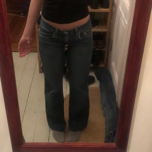 Amigo jeans  - Säljer dess sjukt snygga amigo jeans pga att dem alldrig används💘dem är omsydda till lite mer lågmidjade men det är inget som märks💕midjemått: 35cm innerbenslängd: 75cm💗skriv om du har några frågor🫶Köpta för 500kr🤩