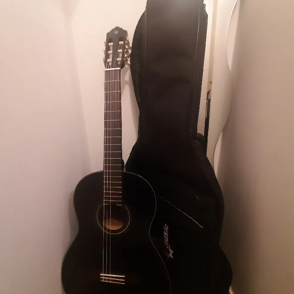 Yamaha C40 gitarr. Fodral ingår. Använd ett fåtal gånger, och har inga skavanker. Pris ej inklusive frakt.. Övrigt.